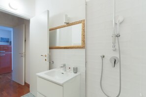 Regadera, bidet, toallas 