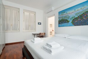 1 habitación y tabla de planchar con plancha 