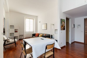 Interior - GuestHost - Cozy 50m2 apartment, perfect for 2 people, located on the first floor of a building with lift.The accommodation is located in the Derganino area, about 600 meters from the Lancetti railway station and just over 1 km from the Maciachini  (Milan)