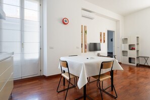 Dining - GuestHost - Cozy 50m2 apartment, perfect for 2 people, located on the first floor of a building with lift.The accommodation is located in the Derganino area, about 600 meters from the Lancetti railway station and just over 1 km from the Maciachini  (Milan)