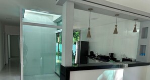 Rumah Deluks, akses ke kolam renang | Dapur pribadi | Lemari es, microwave, oven, dan kompor