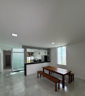 Casa luxo, acesso à piscina | Área de estar | Smart TV 40 polegadas com canais digitais, Netflix