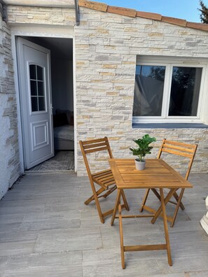 Outdoor dining - House with garden 10 minutes from the beach (Saint-Cyprien)