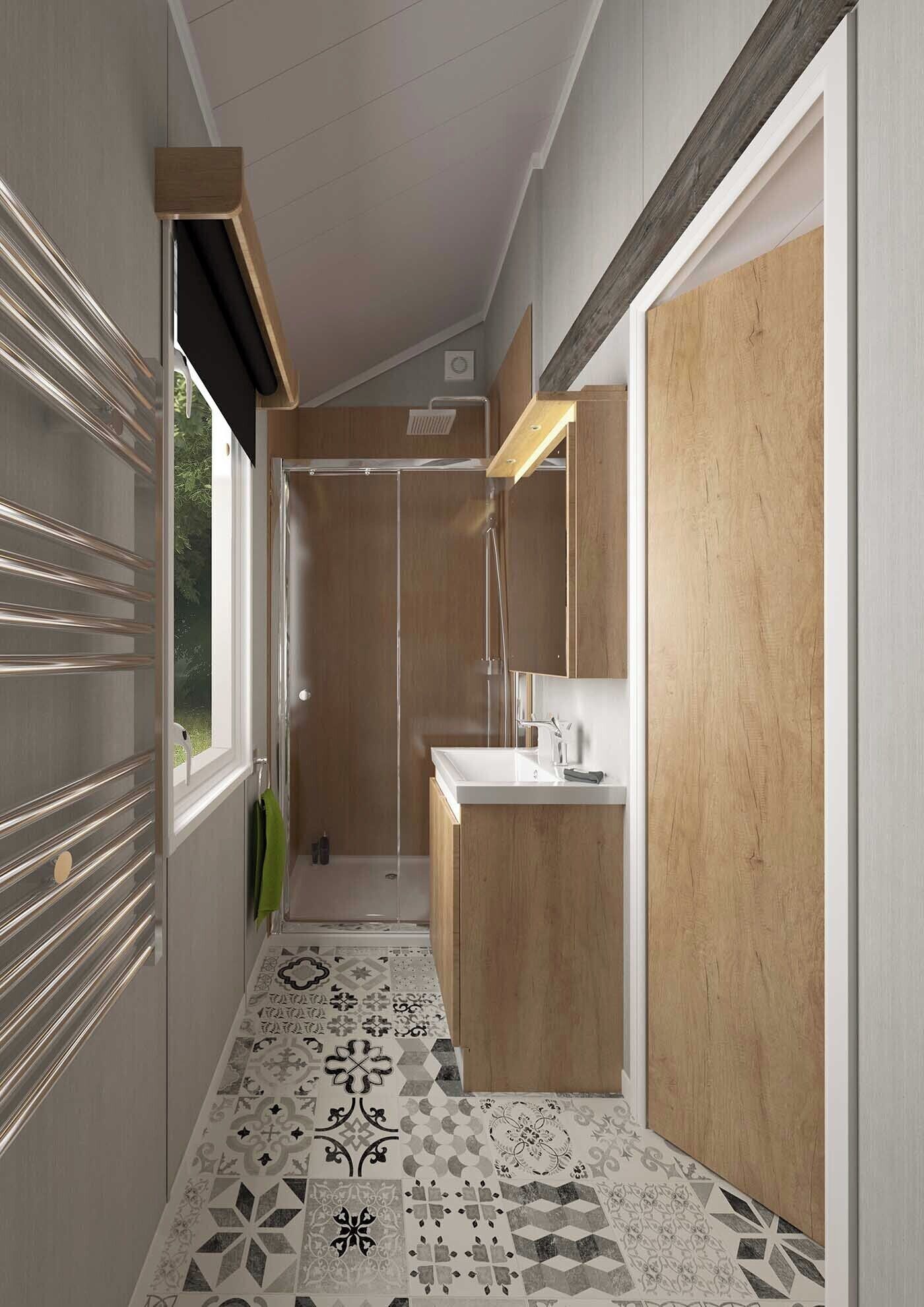 Un pasillo estrecho con zona de ducha, lavamanos y puerta de madera.