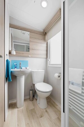 Chalet, 3 Bedrooms | Bathroom - Coed Helen Holiday Park (Caernarfon)