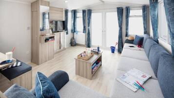 Chalet, 3 Bedrooms | Living area