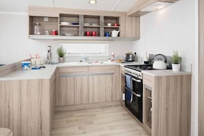 Chalet, 3 Bedrooms | Private kitchen - Coed Helen Holiday Park (Caernarfon)