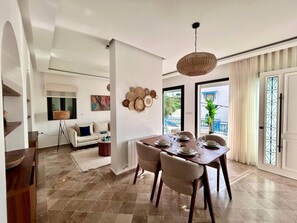 Apartamento, 2 quartos, para fumantes, sacada | Sala de jantar