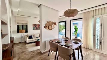 Apartamento, 2 quartos, para fumantes, sacada | Sala de jantar