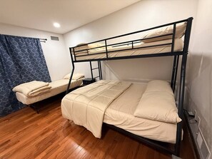 Escritorio, tabla de planchar con plancha y wifi 