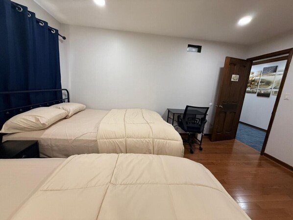 Bureau, fer et planche à repasser, Wi-Fi