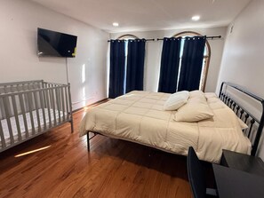 Skrivebord, strykejern/-brett og wi-fi