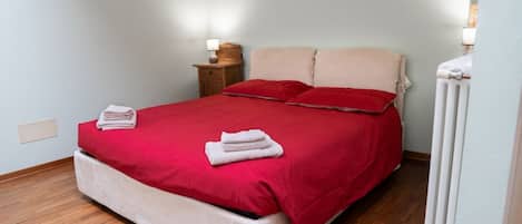 2 habitaciones y tabla de planchar con plancha