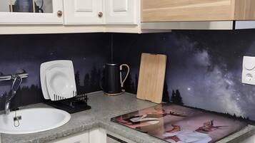 Refrigerador, horno, parrilla de estufa y cafetera y tetera