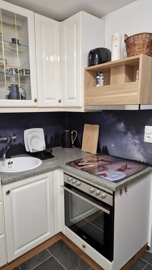 Kühlschrank, Ofen, Herdplatte, Wasserkocher mit Kaffee-/Teezubehör