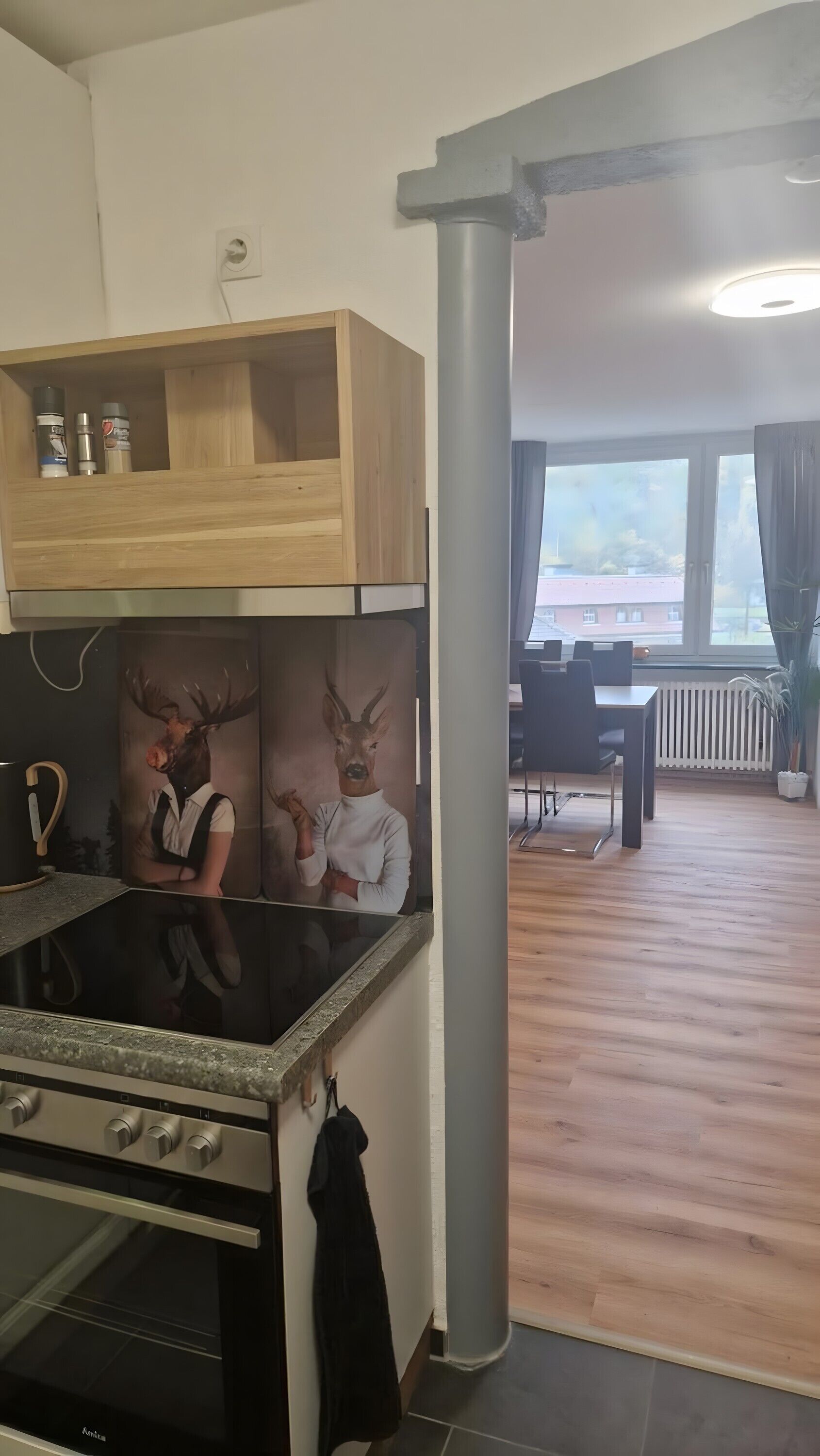 Kühlschrank, Ofen, Herdplatte, Wasserkocher mit Kaffee-/Teezubehör