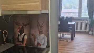 Kühlschrank, Ofen, Herdplatte, Wasserkocher mit Kaffee-/Teezubehör