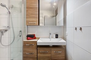 Dusche, kostenlose Toilettenartikel, Haartrockner, Handtücher