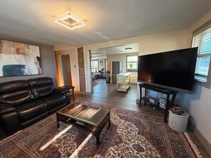 Living area - Independence Cozy Den (Independence)