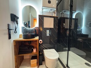 Shower, hair dryer, towels, soap - Modern, fully-equipped studio (Lyon)
