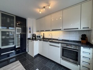 ثلاجة، ميكروويف، فرن، غسالة أطباق