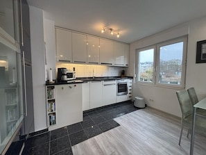 ثلاجة، ميكروويف، فرن، غسالة أطباق