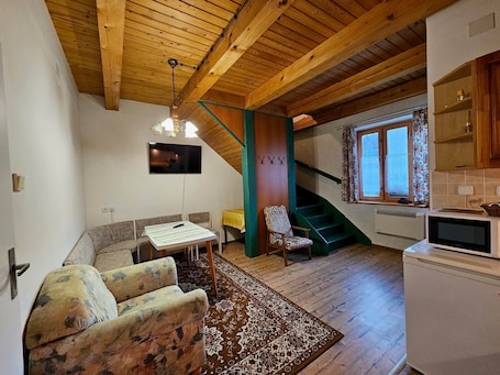 TV. Duplex 2-Bedroom Apartment