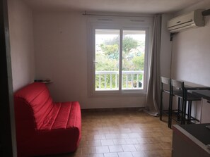 Unclassified image, 5 of 6, button - Vrbo Property (Marseille)