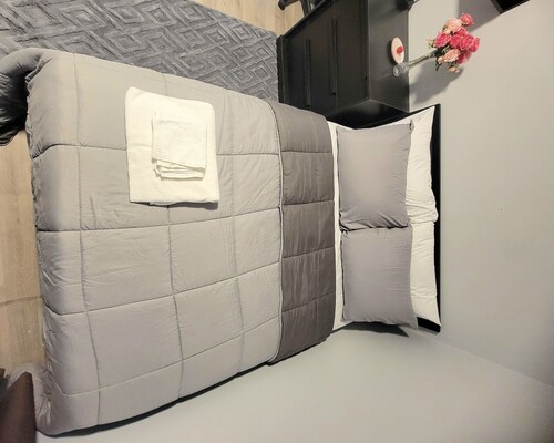 Room in Newark with Parking