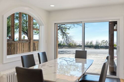 Gorgeous Cozy Lake-Front Home (FREE PONTOON/SEADOO RENTAL INCLUDED)