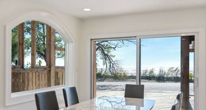 Gorgeous Cozy Lake-Front Home (FREE PONTOON/SEADOO RENTAL INCLUDED)