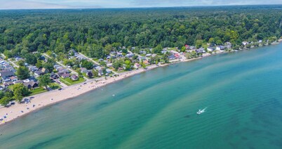 Gorgeous Cozy Lake-Front Home (FREE PONTOON/SEADOO RENTAL INCLUDED)