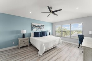 Escriptori, planxa i posts de planxar, un bressol de viatge i wifi 