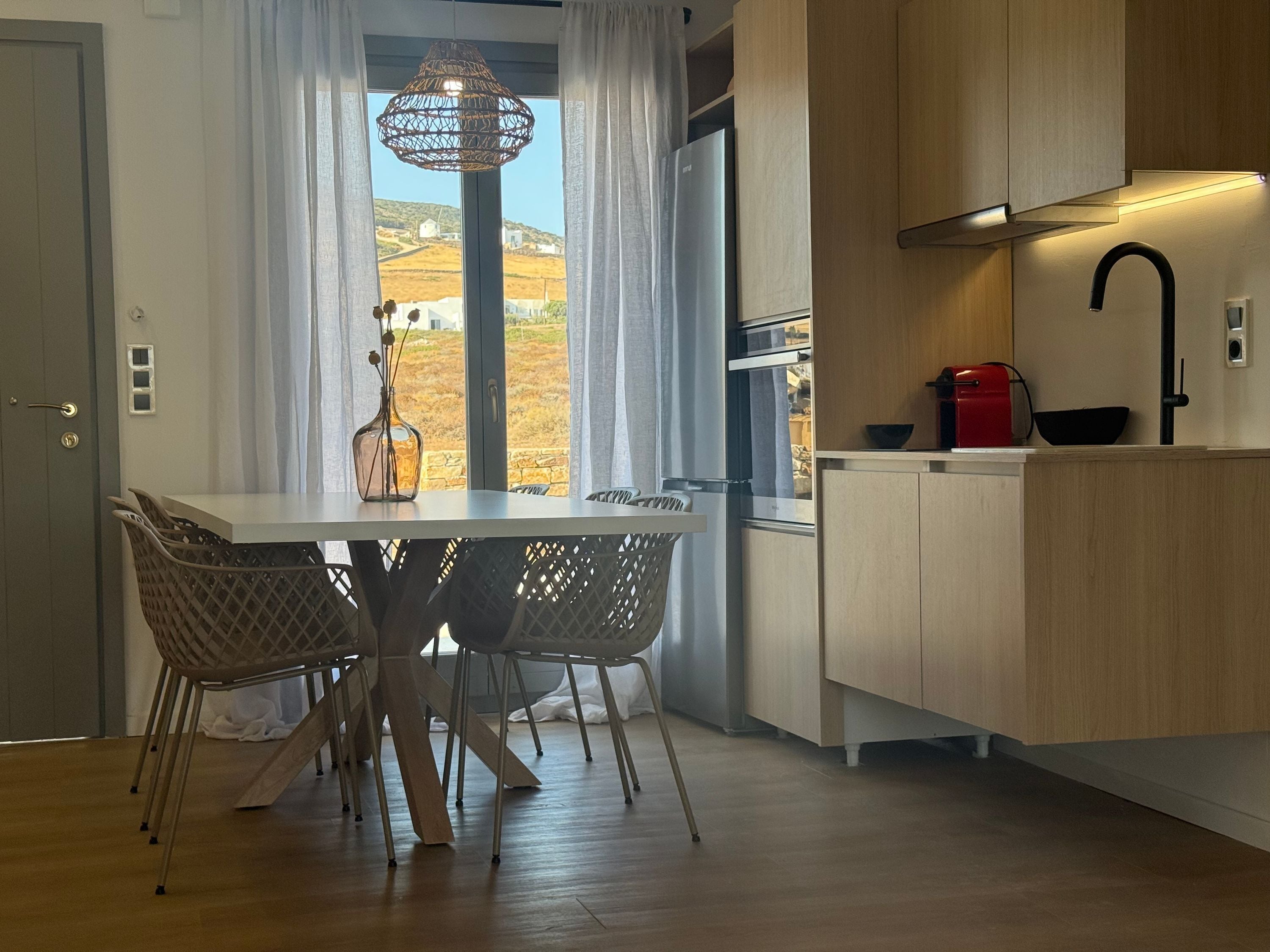 Kaffetrakter/tekoker, kjøleskap, ovn og kokeplater
