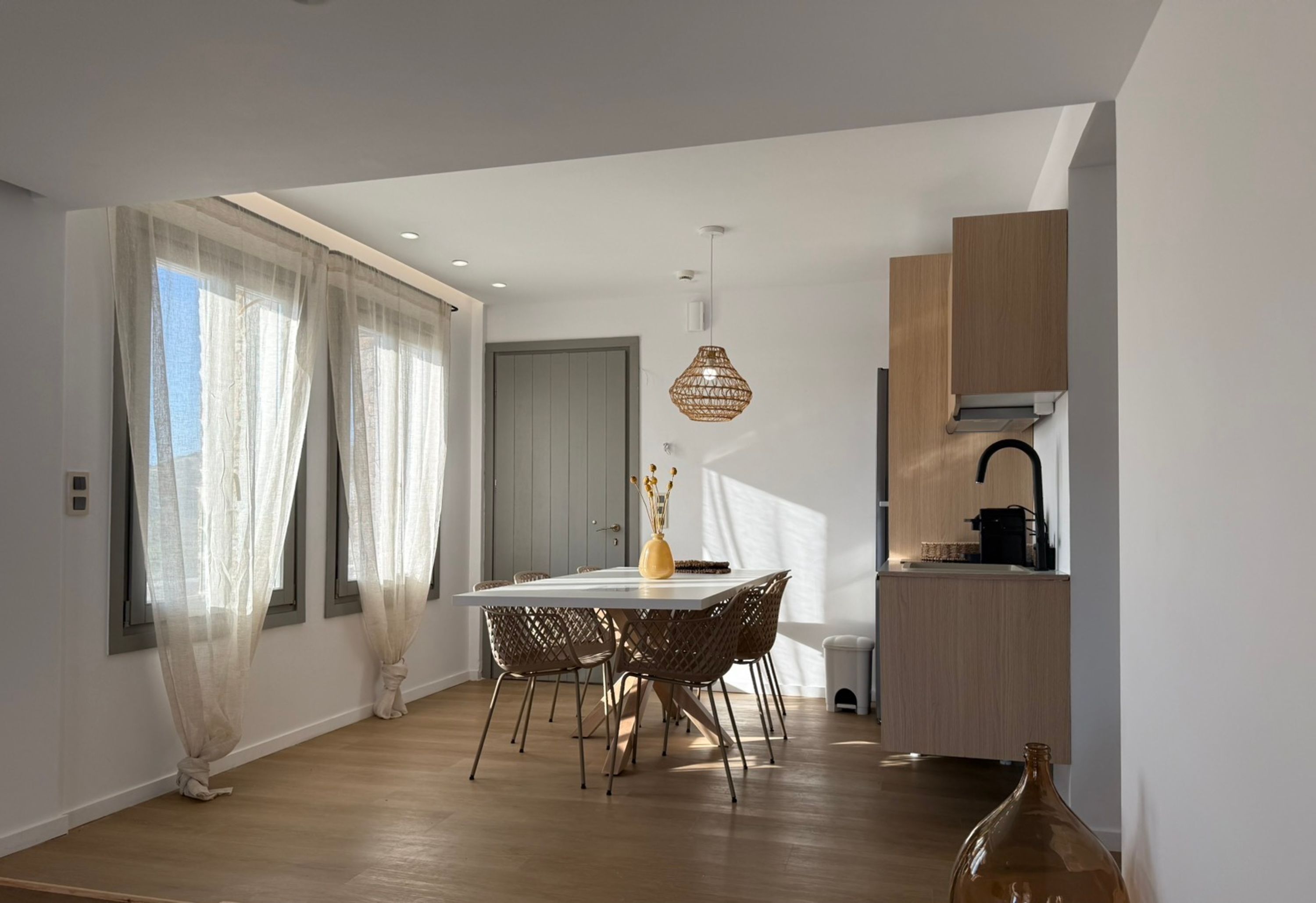 Une cuisine moderne avec un plan de travail en bois, un évier et un robinet noir.
