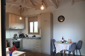 Kylskåp, ugn, spishäll och kaffe- och tebryggare