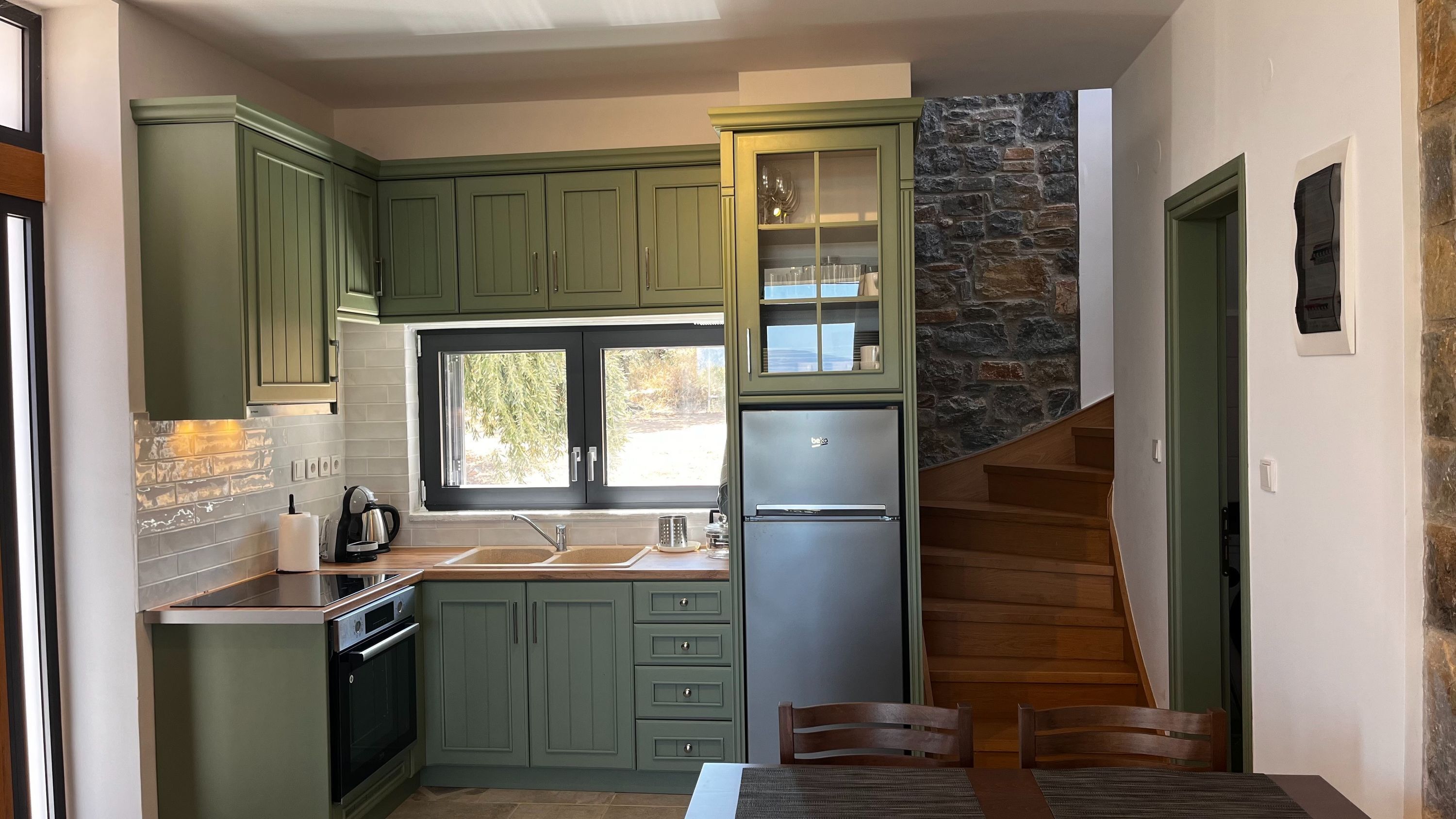 Coffee/tea maker, fridge, oven, stovetop