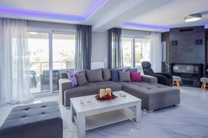 TV, fireplace, offices - DimArist Residence in Zakynthos (Agios Kirikos)