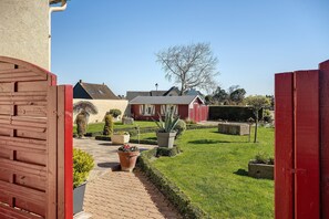 Property grounds - B&B “La Doris” 200 m from the Beach (Saint-Méloir-des-Ondes)