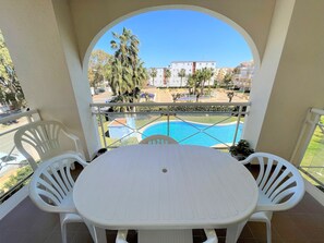 Outdoor dining - Sunny 2 bedroom apartment in Denia 200m from the beach (Dénia)