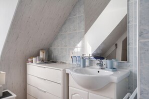 Bathroom - Bed and Breakfast 'La Marine' with Shared Terrace, Shared Garden and Wi-Fi (Saint-Méloir-des-Ondes)