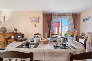 Dining - Bed and Breakfast 'La Marine' with Shared Terrace, Shared Garden and Wi-Fi (Saint-Méloir-des-Ondes)