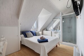 Room - Bed and Breakfast 'La Marine' with Shared Terrace, Shared Garden and Wi-Fi (Saint-Méloir-des-Ondes)