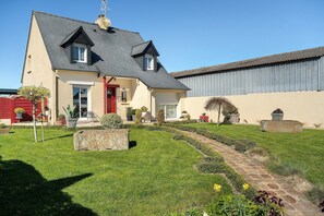 Exterior - Bed and Breakfast 'La Marine' with Shared Terrace, Shared Garden and Wi-Fi (Saint-Méloir-des-Ondes)