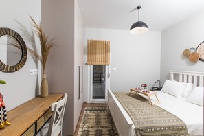 1 bedroom, desk, iron/ironing board, travel cot - Areti Seaview Residence (Rethymno)