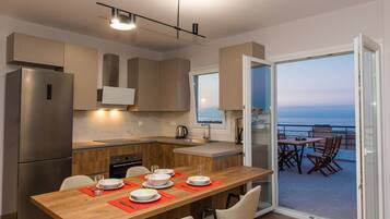 Fridge, oven, dishwasher, coffee/tea maker