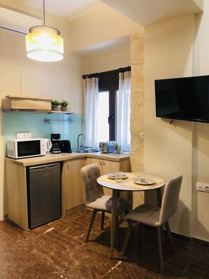 Fridge, microwave, coffee/tea maker - Gaia Luxury Room Rethymno (Rethymno)