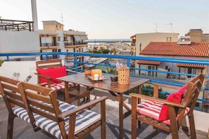 Outdoor dining - Erieta sea view apartment,50m from the beach (Rethymno)