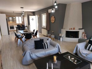 Televisión, chimenea y oficina 