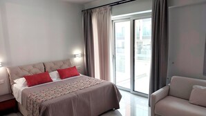 1 quarto, escrivaninha, ferros/tábuas de passar roupa, berço de viagem